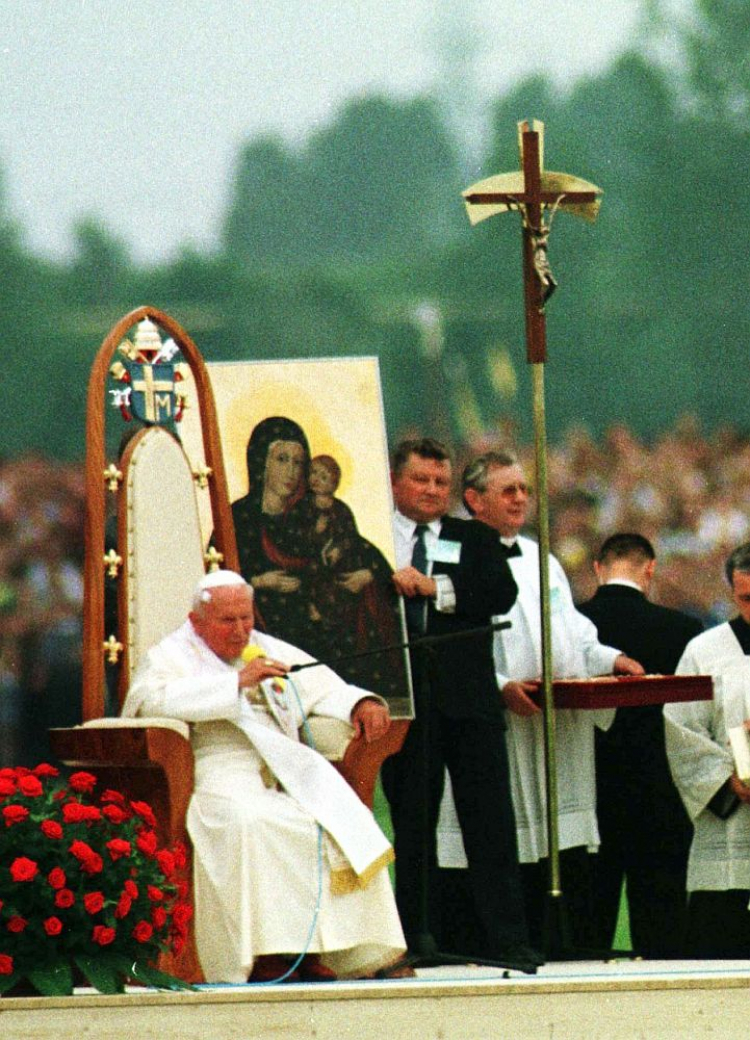 Papież Jan Paweł II podczas spotkania z wiernymi, które odbyło się 17.06.1999 w Gliwicach. Fot. PAP/T. Gzell