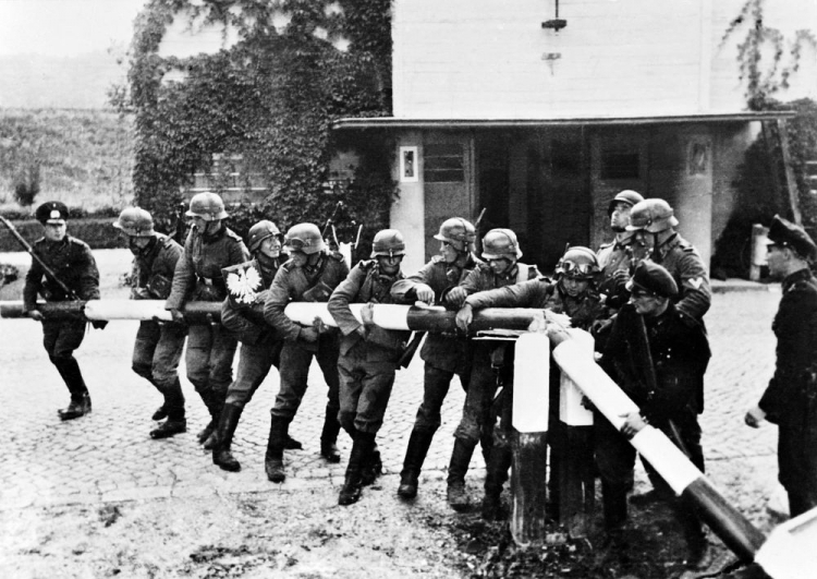 Łamanie szlabanu granicznego przez żołnierzy niemieckiej armii. Sopot, 1 września 1939 r. Fot. PAP/Reprodukcja