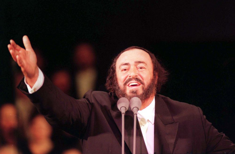 Warszawa, 4.10.1995. Koncert Luciano Pavarottiego w Sali Kongresowej PKiN. Fot. PAP/P. Kopczyński