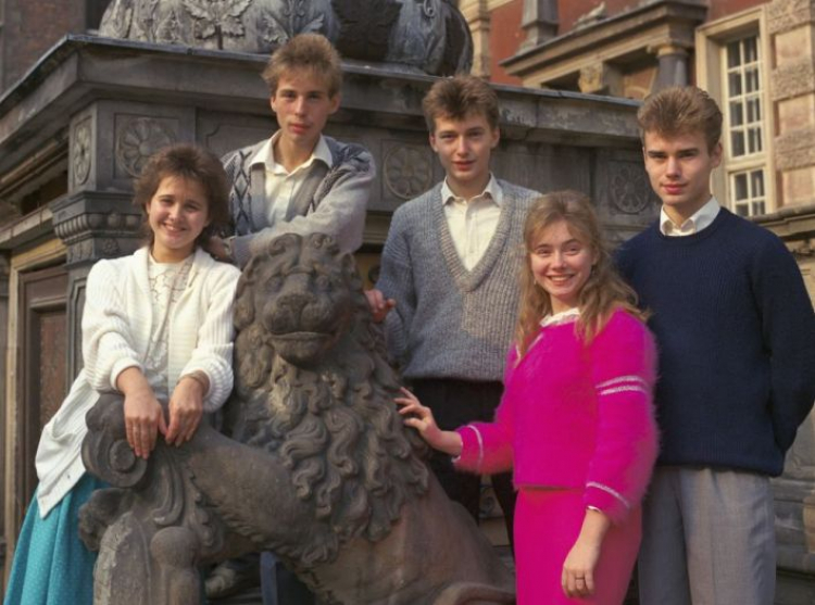 Gdańskie pięcioraczki w dniu swoich 18. urodzin. Od lewej: Agnieszka, Adam, Piotr, Ewa i Roman Rychterowie, 12.05.1989 r. Fot. PAP/J. Uklejewski