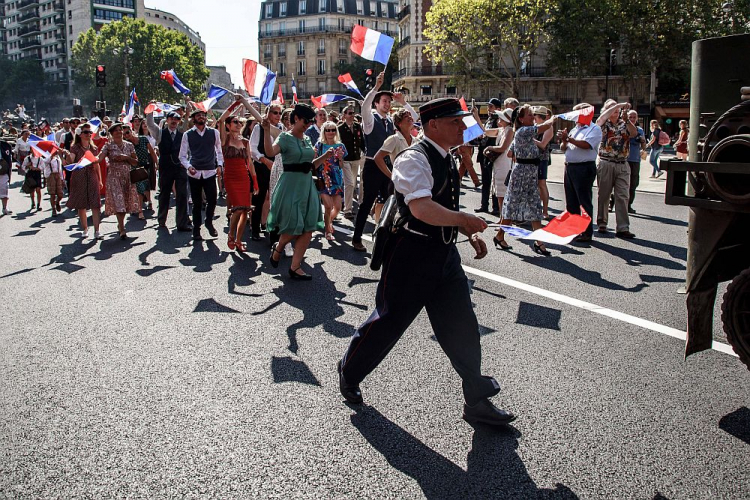 Parada w Paryżu z okazji 75. rocznicy wyzwolenia miasta. Fot. PAP/EPA
