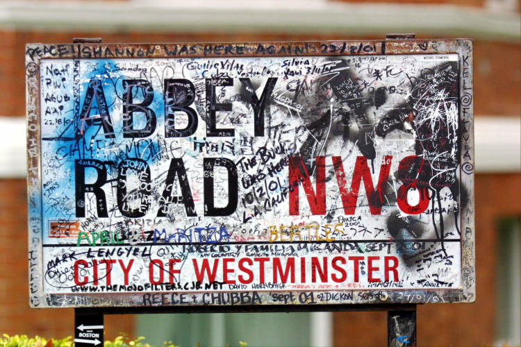 Tablica z nazwą ulicy Abbey Road. Fot. PAP/EPA