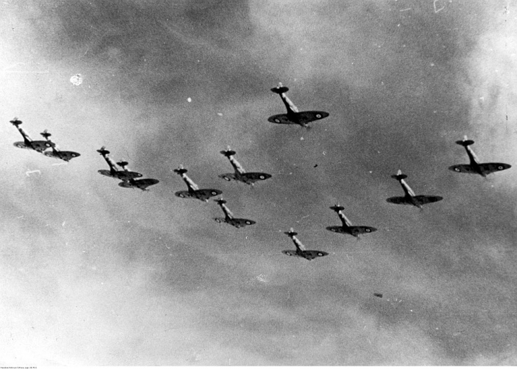 Samoloty myśliwskie Spitfire Polskich Sił Powietrznych w Wielkiej Brytanii podczas lotu w szyku bojowym. Fot. NAC