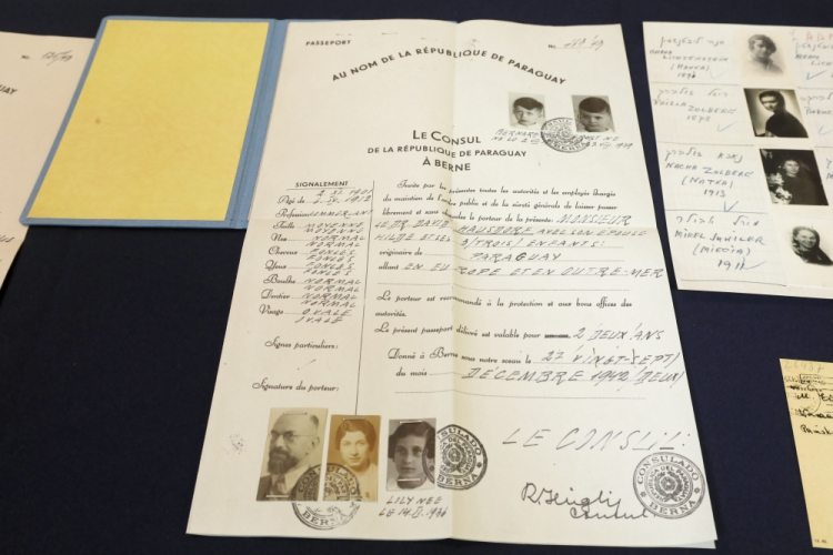 Jeden z paszportów latynoamerykańskich wystawionych osobom pochodzenia żydowskiego w okresie Holokaustu, przez Poselstwo RP w Szwajcarii we współpracy z organizacjami żydowskimi. Fot. PAP/P. Supernak