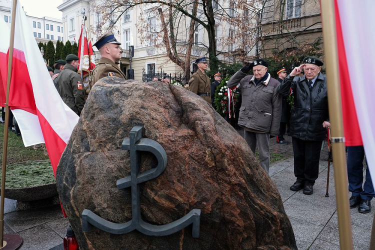 Uroczystości przy kamieniu pamiątkowym poświęconym żołnierzom specjalnego oddziału Kedywu Komendy Głównej AK „Pegaz” w Warszawie podczas obchodów 76. rocznicy Akcji Kutschera. Fot. PAP/M. Marek