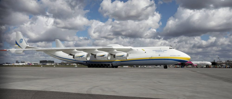 14.04.2020 r. Samolot Antonov An-225 Mriya - największy samolot świata - wylądował na Lotnisku Chopina w Warszawie. Fot. PAP/L. Szymański