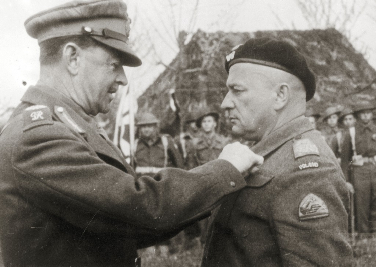 1944 r. Gen. Harold Alexander dekoruje gen. Bronisława Rakowskiego po bitwie o Ankonę. Źródło: Wikipedia Commons