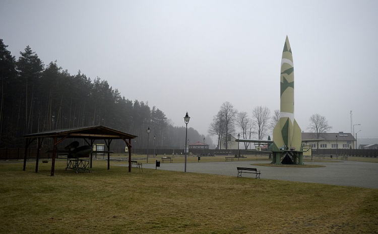 Replika rakiety V2 w Parku Historycznym w Bliźnie. Fot. PAP/D. Delmanowicz