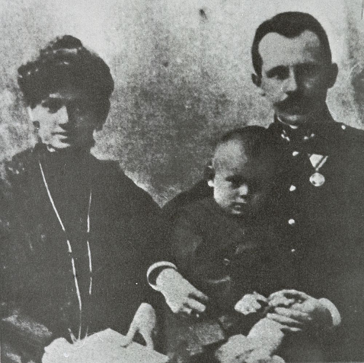 Rodzice Karola Wojtyły: Karol i Emilia z domu Kaczorowska, ze starszym synem Edmundem. Wadowice, ok. 1908 r. Fot. PAP/PAI/Reprodukcja/J. Grelowski