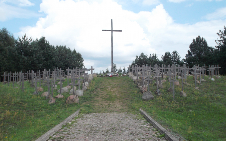 Giby. Krzyż poświęcony pamięci pomordowanych w Obławie Augustowskiej. Źródło: Wikipedia Commons