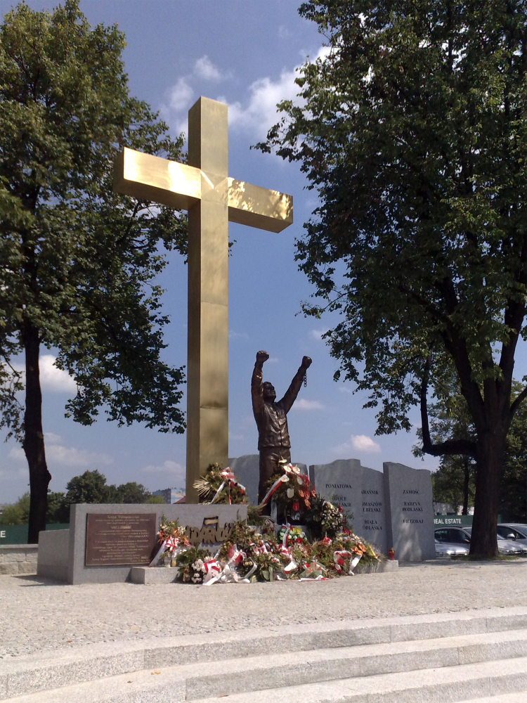 Lublin. Pomnik upamiętniający strajk Lubelskich Zakładów Naprawy Samochodów w lipcu 1980 r., usytuowany przed nieistniejącym już biurowcem LZNS przy Drodze Męczenników Majdanka. Źródło: Wikipedia Commons