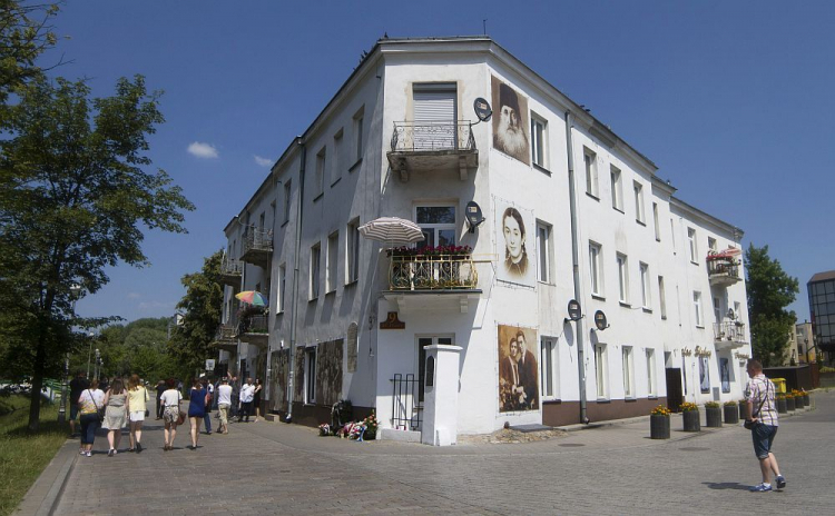 Dom przy ulicy Planty 7/9, w którym doszło do pogromu kieleckiego. 2015 r. Fot. PAP/M. Walczak