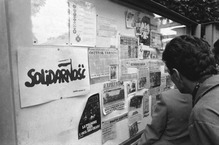Gdańsk, 31.08.1980 r. Siedemnasty dzień strajku w Stoczni Gdańskiej. Na zdj. tablica ogłoszeń przed bramą stoczni. Fot. PAP/CAF/J. Uklejewski