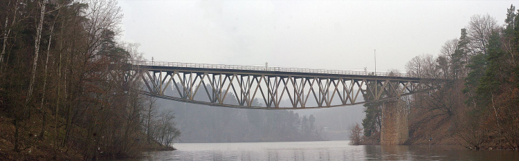 Most kolejowy nad Zalewem Pilchowickim. Źródło: Wikimedia Commons