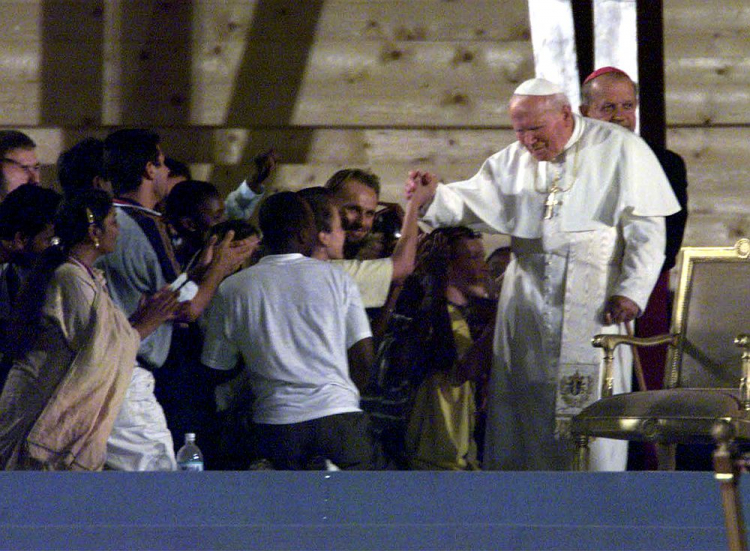 Papież Jan Paweł II wita się z pielgrzymami przybyłymi do miasteczka uniwersyteckiego w Tor Vergata pod Rzymem na Światowe Dni Młodzieży. 20.08.2000. Fot. PAP/EPA