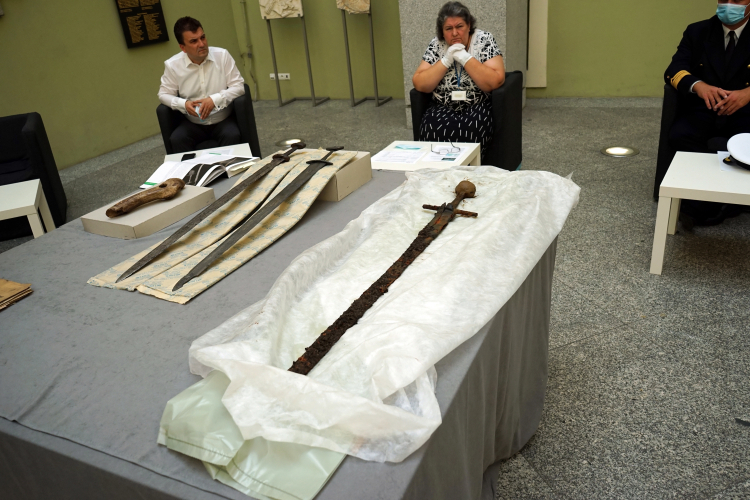 Prezentacja średniowiecznego miecza zachowanego niemal całkowicie wraz z pochwą skórzano-drewnianą podczas konferencji prasowej w Muzeum Narodowym w Szczecinie – Muzeum Tradycji Regionalnych. Fot. PAP/M. Bielecki