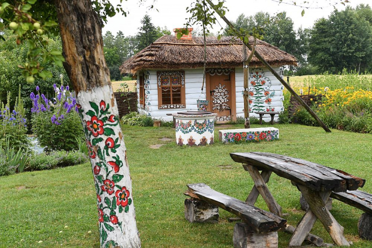 Zalipie – wieś, która słynie z chat malowanych w kolorowe, kwiatowe wzory. 2018 r. Fot. PAP/J. Bednarczyk