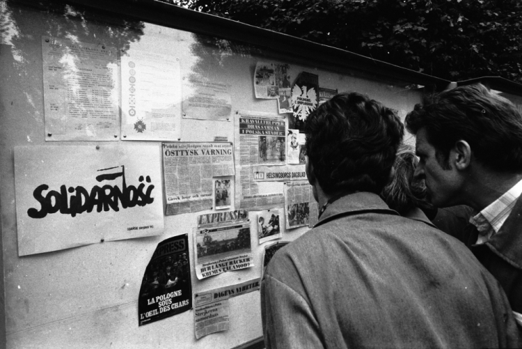 Gdańsk, 31.08.1980 r. Siedemnasty dzień strajku w Stoczni Gdańskiej. W pobliżu zgromadziły się rodziny strajkujących stoczniowców. PAP/CAF/J. Uklejewski