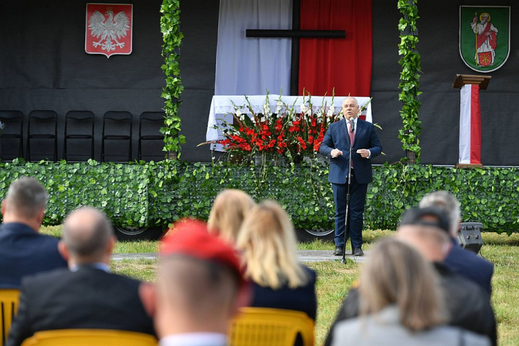 Wicepremier, minister aktywów państwowych Jacek Sasin (C) podczas mszy polowej w Dąbrowie Tomaszowskiej w trakcie obchody 81. rocznicy bitew pod Tomaszowem Lubelskim. Fot. PAP/W. Jargiło