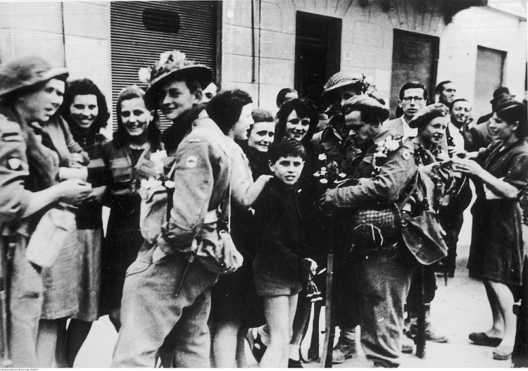Wkroczenie polskich oddziałów 2 Korpusu Polskiego do Bolonii: żołnierze 5 Kresowej Dywizji Piechoty witani przez ludność. 21.04.1945. Fot. NAC
