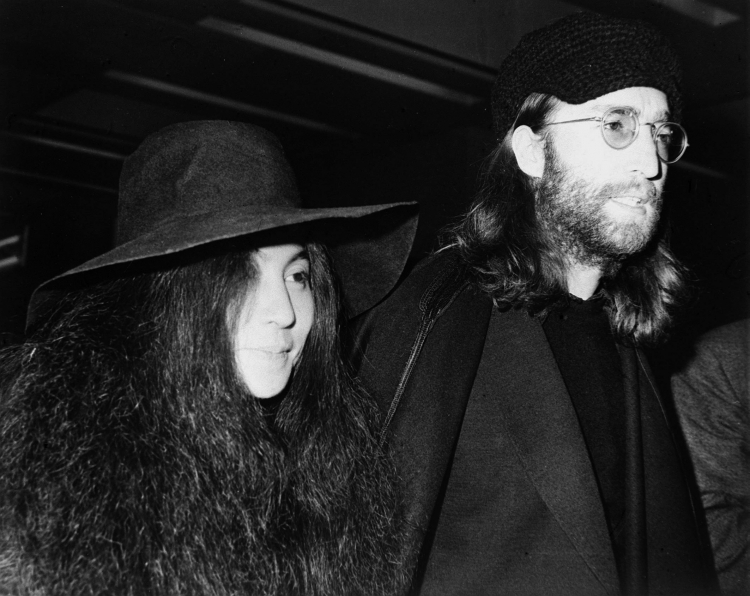 1969. Brytyjski muzyk, wokalista John Lennon (P) i japońska artyska Yoko Ono. Fot. PAP/CAF-archiwum