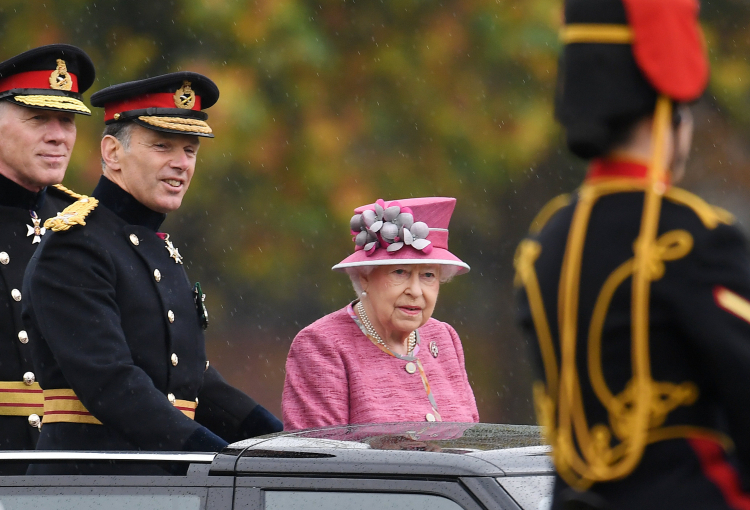 Londyn. 2017-10-19. Królowa Elżbieta II dokonuje przeglądu wojskartylerii konnej . Fot. PAP/RPA