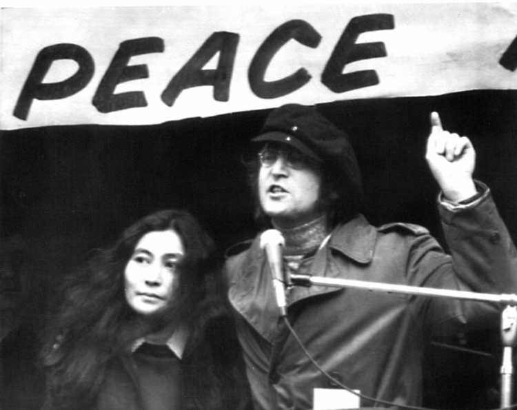 Nowy Jork 22.04.1972 r.  John Lennon i jego żona Yoko Ono na wiecu antywojennym PAP/CAF-ARCHIWUM