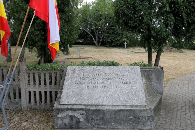 Pomnik Ofiar w miejscowości Grabówka. Fot. PAP/A. Reszko