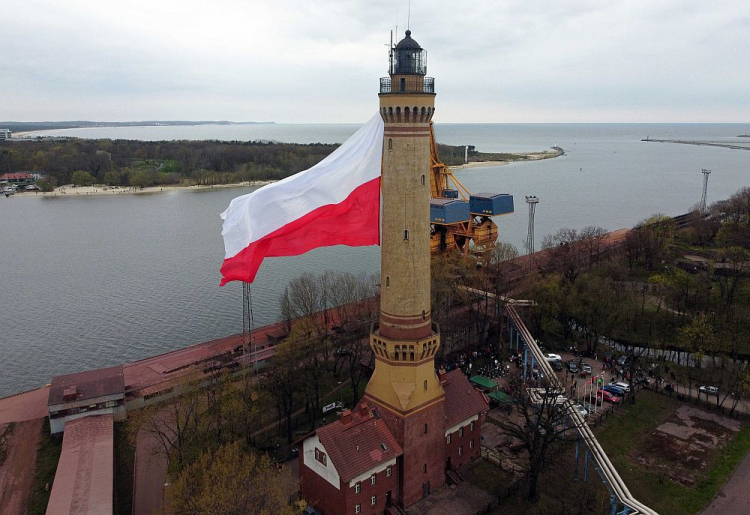 Największa flaga w Polsce zawisła na latarni morskiej w Świnoujściu. 02.05.2021. Fot. PAP/M. Bielecki