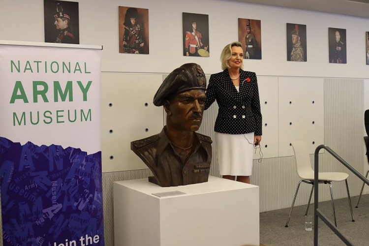 Anna Maria Anders podczas uroczystości odsłonięcia popiersia gen. Władysława Andersa w Narodowym Muzeum Armii w Londynie. Źródło: Ambasada RP w Londynie