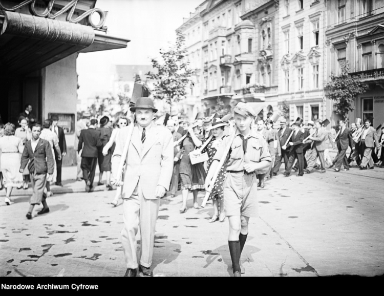 Mieszkańcy Krakowa w drodze do pracy przy kopaniu rowów przeciwlotniczych. 08.1939. Fot. NAC