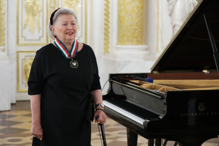Bożena Schmid-Adamczyk odznaczona Złotym Medalem „Zasłużony Kulturze Gloria Artis”. Fot.  MKDNiS