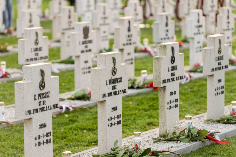 Groby polskich żołnierzy na Polskim Honorowym Cmentarzu Wojskowym w Bredzie. 2019 r. Fot. PAP/M. Kulczyński