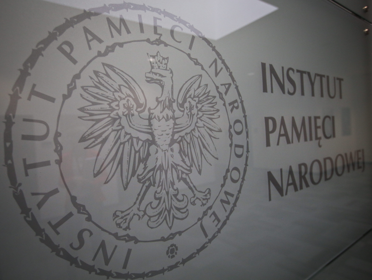 Warszawa, 21.03.2014. Logo przed siedzibą IPN. Fot. PAP/R. Guz