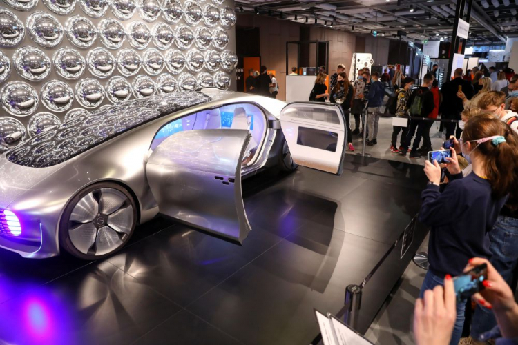 Prototyp futurystycznego auta marki Mercedes na wystawie „Przyszłość jest dziś: Cyfrowy mózg?” Centrum Nauki Kopernik w Warszawie. Fot. PAP/R. Guz