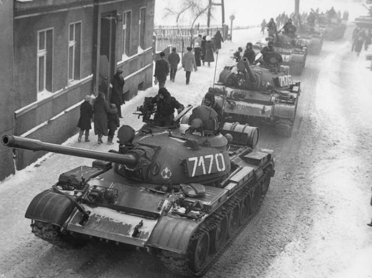 Czołgi T-55 na ulicach Zbąszynia w czasie stanu wojennego. Źródło: Wikipedia Commons