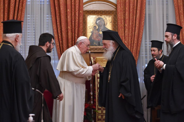Papież Franciszek spotkał się w Atenach z prawosławnym arcybiskupem całej Grecji Hieronimem II. Fot. PAP/EPA
