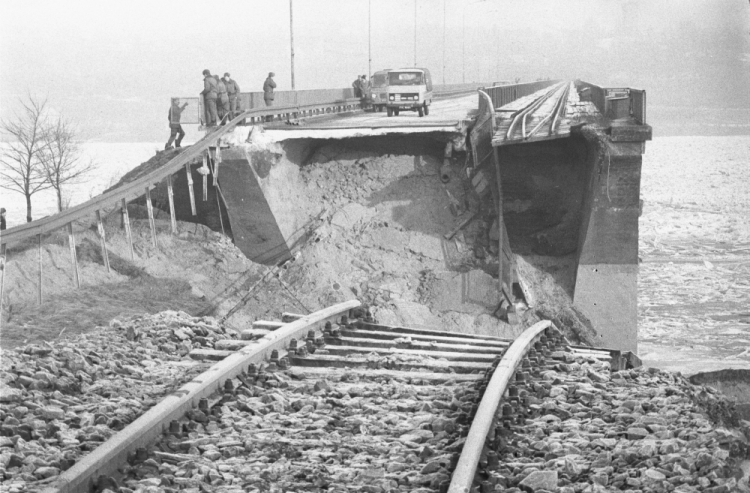 Płock, 1982-01-11. Zawalony przez wodę i krę most na Wiśle w okolicach Płocka uniemożliwia przejazd na drugi brzeg. Fot. PAP/CAF/M. Broniarek