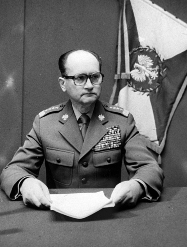 I sekretarz KC PZPR, premier gen. Wojciech Jaruzelski ogłasza stan wojenny. 13.12.1981. Fot. PAP