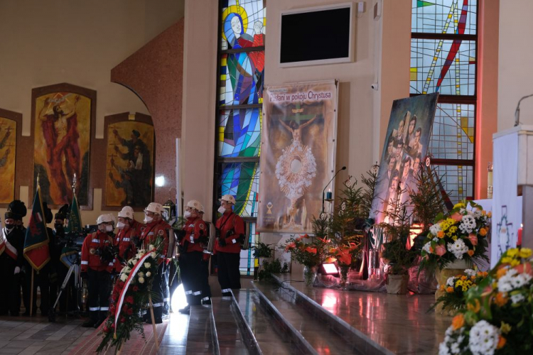Msza św. w kościele Podwyższenia Krzyża Świętego w Katowicach-Brynowie w 40. rocznicę pacyfikacji kopalni Wujek. Fot. PAP/H. Bardo