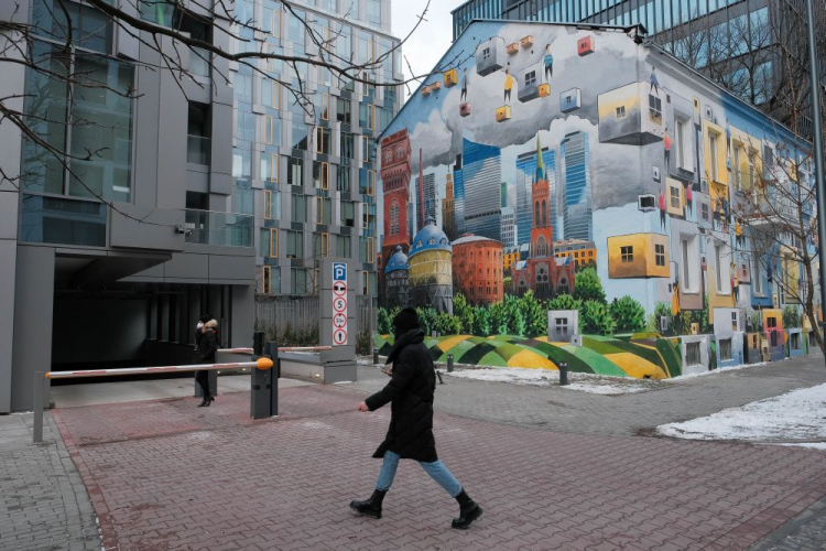 Oddychający mural namalowany na budynku przy ulicy Wschowskiej 10 na warszawskiej Woli. Fot. PAP/M. Marek