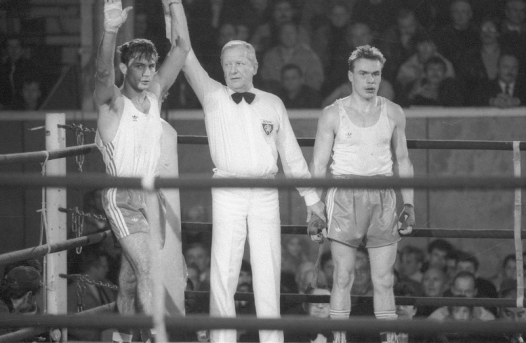 Międzynarodowy Turniej Bokserski im. Feliksa Stamma: walkę wygrał Jan Dydak (L), z prawej Dariusz Wasiak. Warszawa, 1990 r. Fot. PAP/CAF/T. Walczak