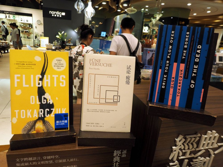 Książki Olgi Tokarczuk w tajwańskiej księgarni. Fot. PAP/EPA