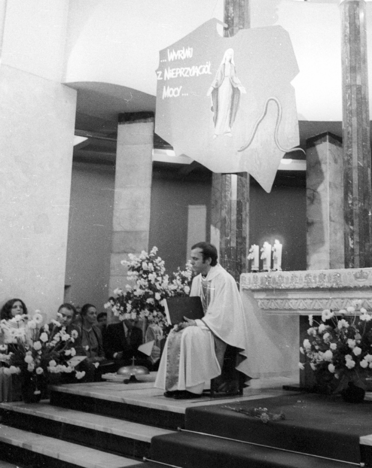 Warszawa 1983-05-29. Ksiądz Jerzy Popiełuszko odprawia mszę świętą w kościele św. Stanisława Kostki. Fot. PAP/G. Rogiński