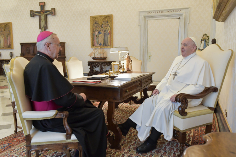 Watykan, 28.03.2022 r. Papież Franciszek (P) i abp Stanisław Gądecki. Źródło: www.twitter.com/EpiskopatNews