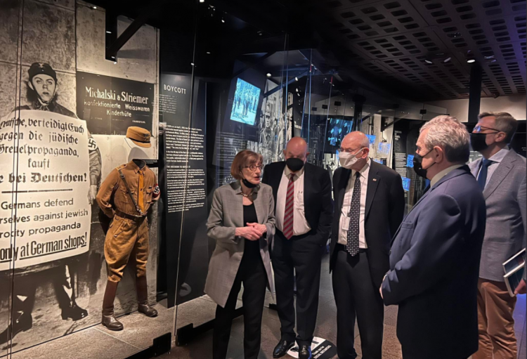 Wicepremier i minister kultury prof. Piotr Gliński odwiedził w poniedziałek w Waszyngtonie US Holocaust Memorial Museum. Źródło: Twitter/MKiDN