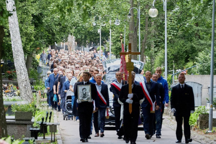 Uroczystości pogrzebowe Janusza Kupcewicza na Cmentarzu Witomińskim w Gdyni. Fot. PAP/J. Dzban