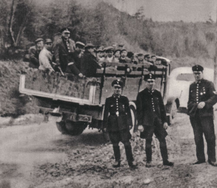Praca przymusowa: polscy rolnicy pochwyceni przez policję niemiecką. Źródło: Wikimedia Commons
