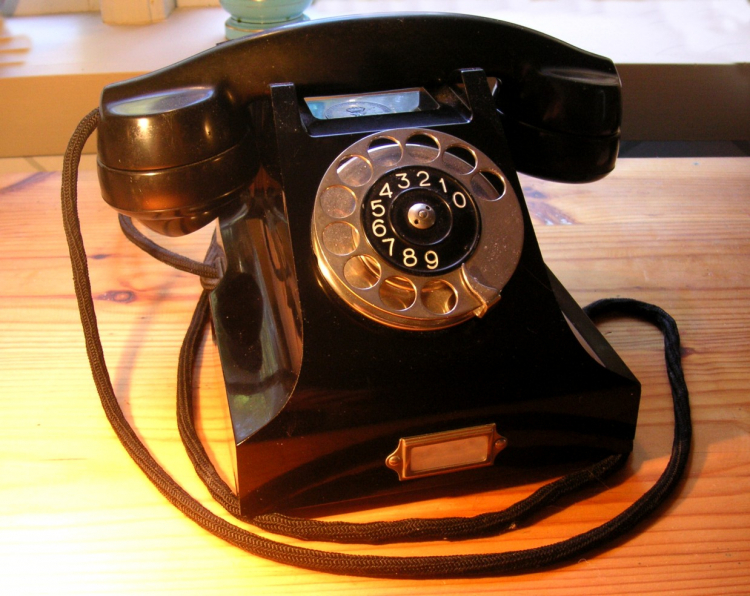 Telefon z bakelitu z tarczą numerową firmy Ericsson z 1931 r. Źródło: Wikimedia Commons
