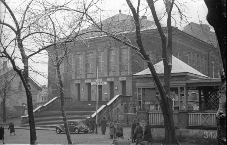 Budynek Teatru im. Stefana Jaracza. Olsztyn, 1948 r. Fot. PAP/CAF